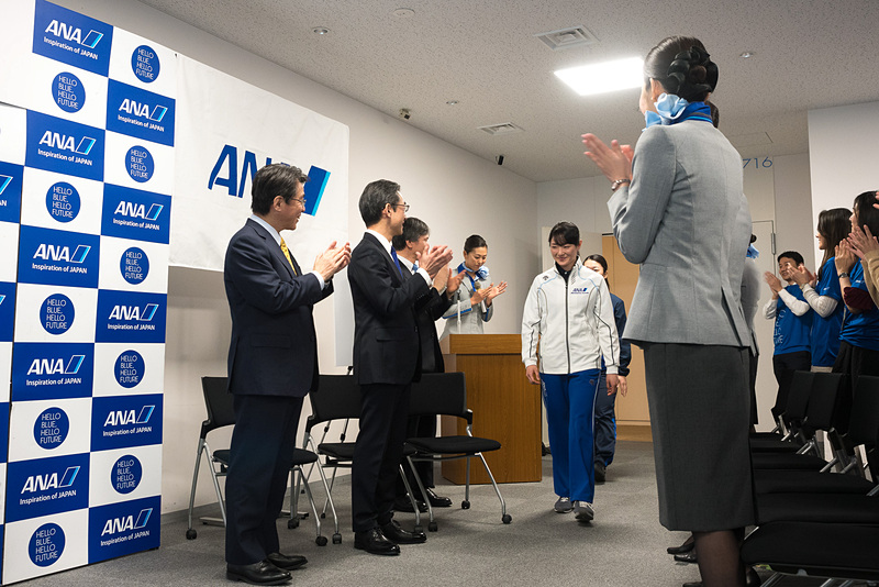 拍手に包まれて2選手が入場