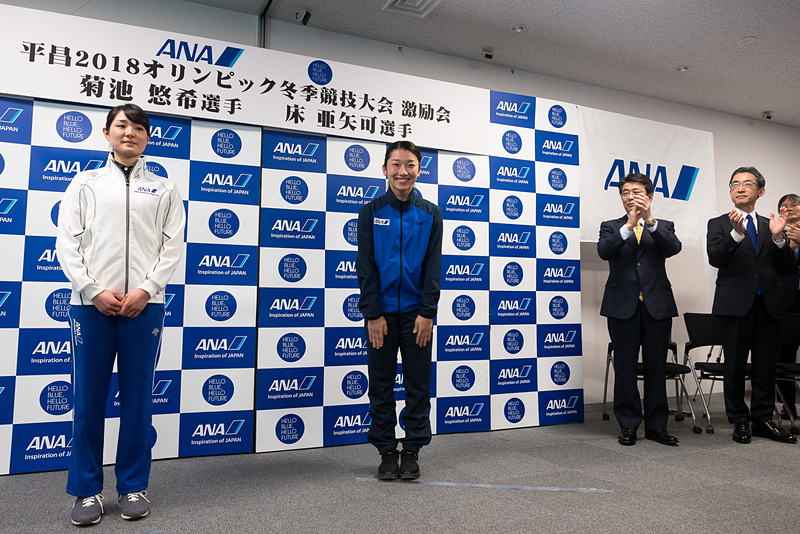 拍手に包まれて2選手が入場