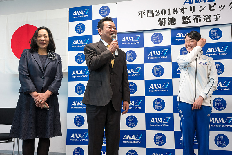 菊池選手の家族（写真左）、床選手（写真右）の家族がサプライズゲストとして登場。それぞれに我が子を応援