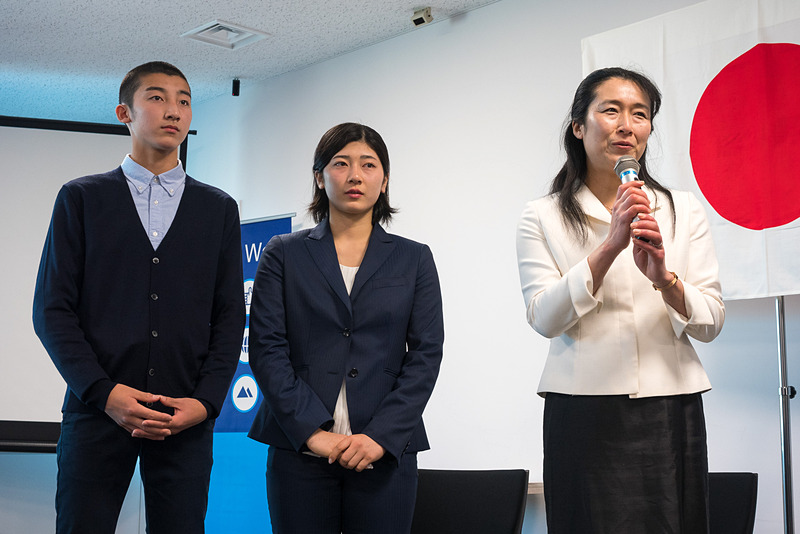 菊池選手の家族（写真左）、床選手（写真右）の家族がサプライズゲストとして登場。それぞれに我が子を応援