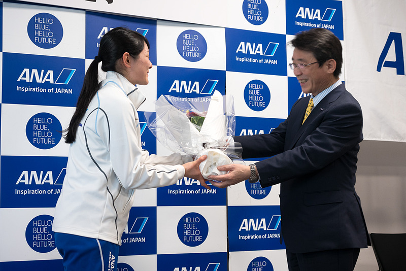 ANAホールディングス株式会社 代表取締役社長の片野坂真哉氏が、菊池悠希選手へグループ社員の応援メッセージが書かれた横断幕と花束を贈った