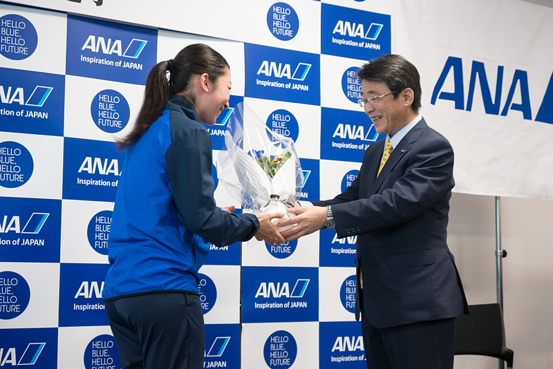 続いて、床亜矢可選手へも横断幕と花束。家族として来場し、姉妹でオリンピックに出場する床秦留可選手へも花束を贈呈