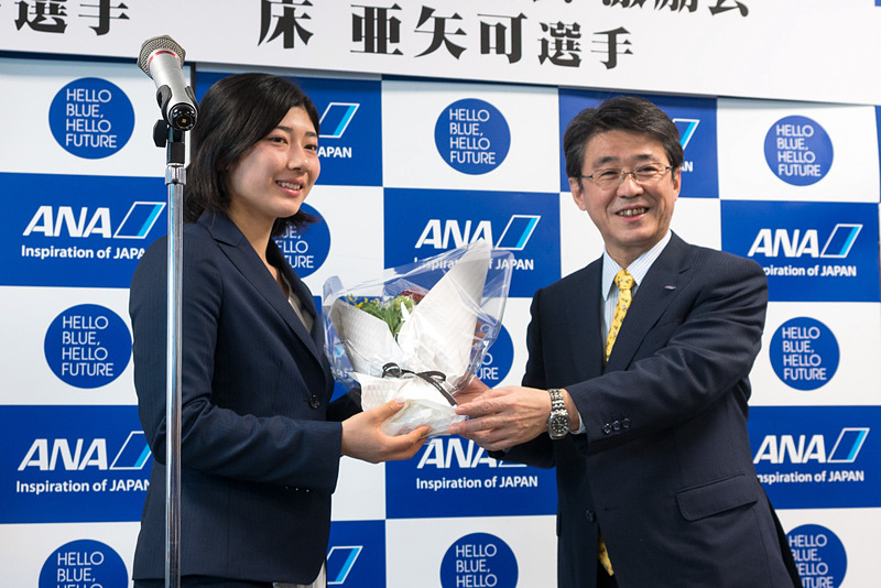 続いて、床亜矢可選手へも横断幕と花束。家族として来場し、姉妹でオリンピックに出場する床秦留可選手へも花束を贈呈