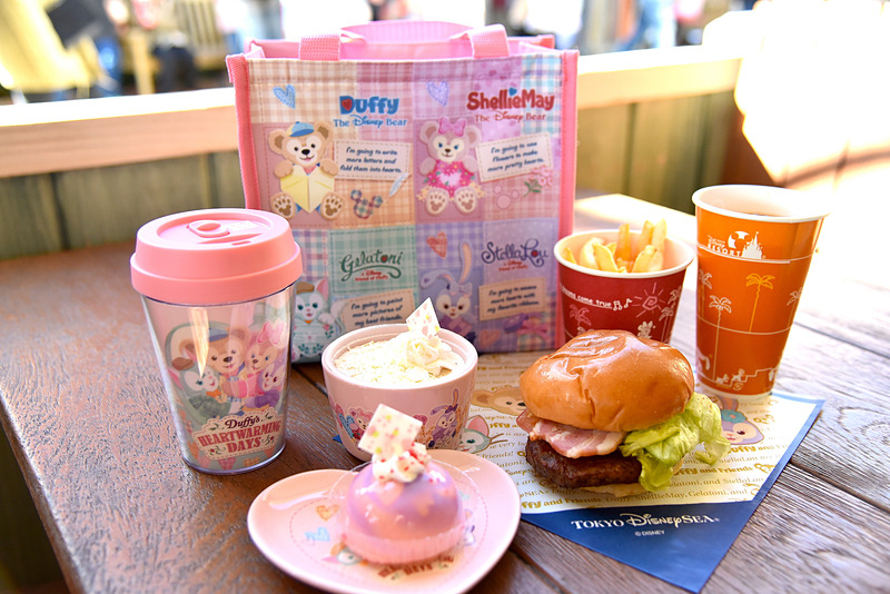 ダッフィーたちのキュートな姿が描かれたスーベニア付きのスペシャルメニューが続々ラインアップ