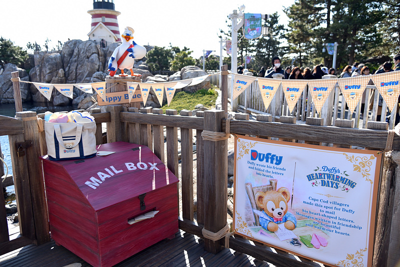 ダッフィーがハート形に折ったバッグいっぱいの手紙をメールボックスに投函。カモメのポストマン・ティッピーブルーが手紙を回収しに来ているところだった