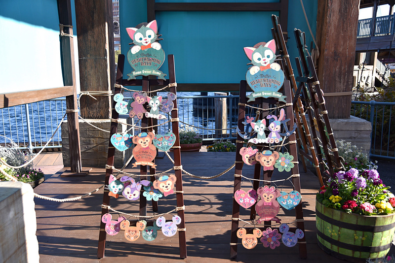 ジェラトーニの作品は海沿いの景色のよい場所に展示中。ミッキーシェイプや錨型などもあり、どれもアーティスティック