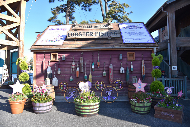 ステラ・ルーはリボンのハートをミッキーシェイプの輪にデコレーション