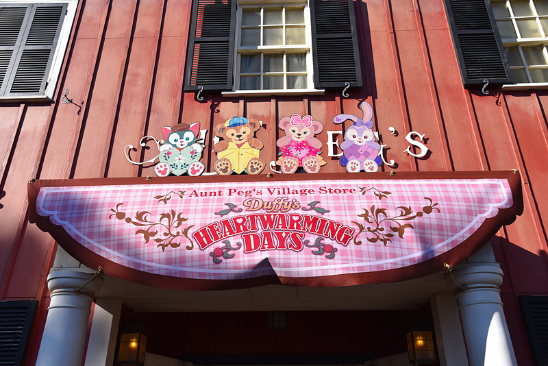 「アーント・ペグズ・ヴィレッジストア」の看板周辺には、キュートなデコレーションも