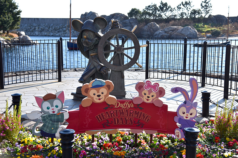 プログラムのロゴ＆ダッフィーたちのボードに舵をとるミッキーマウスのブロンズ像と撮れるフォトロケーションもチェック