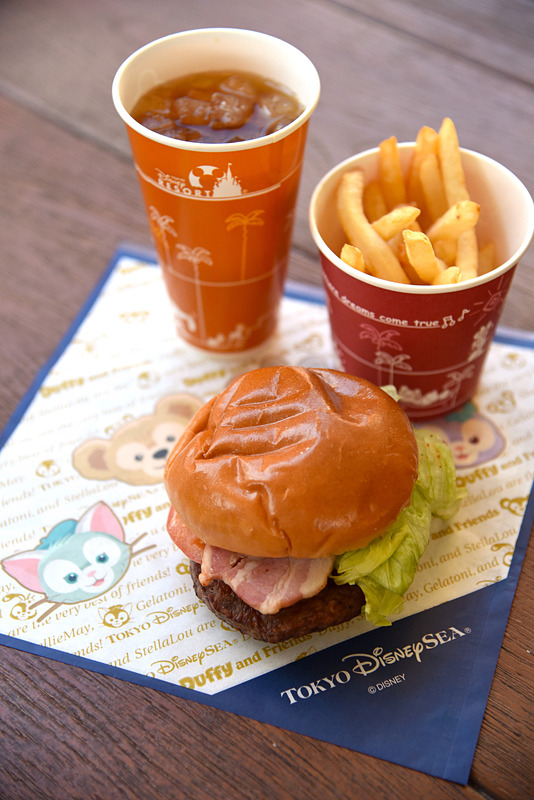 「スペシャルセット」（990円）は「ベーコン＆ビーフパティバーガー」「フレンチフライポテト」、ドリンクのセット