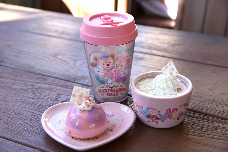 ドリンクにプラス1200円で追加購入できる「スーベニアドリンクカップ」（中央）。スーベニア付きのスイーツと一緒に並べるとさらにかわいさがアップ