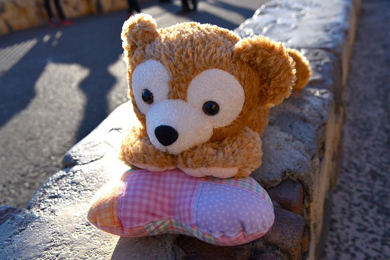 くつろぐダッフィーがとてつもなくキュートな「抱きまくら」（6400円）