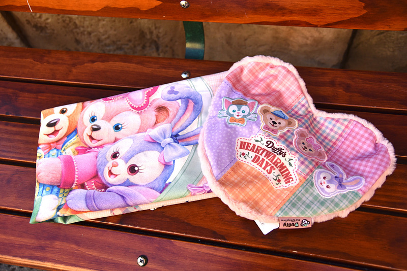 ウィンターシーズンのパークや自宅で大活躍の「ブランケット」（4300円）