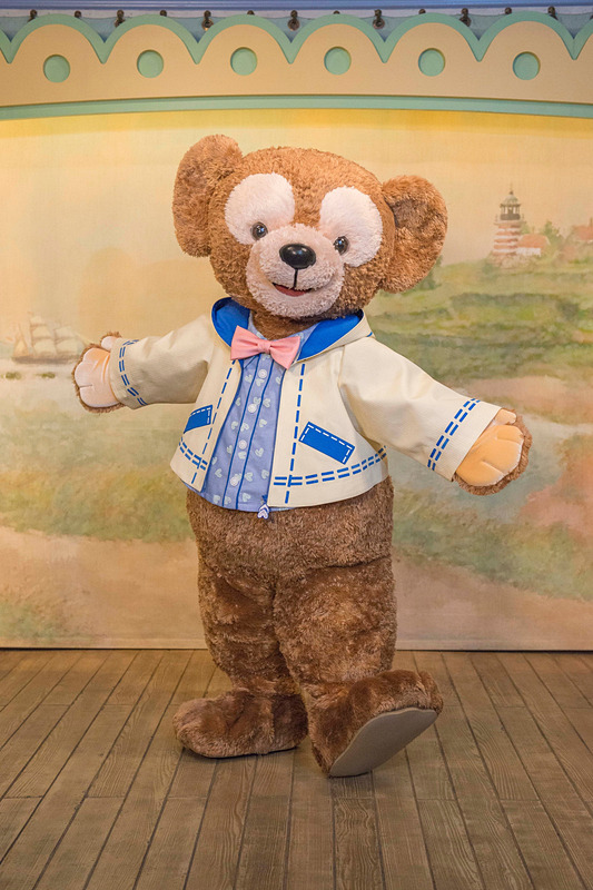 スペシャルなコスチュームのダッフィーに「ヴィレッジ・グリーティングプレイス」で会える（提供：株式会社オリエンタルランド）