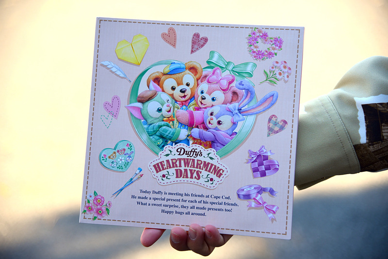 期間限定のオリジナル台紙入りの「ディズニースナップフォト」（1セット2000円）に写真を入れて購入できる