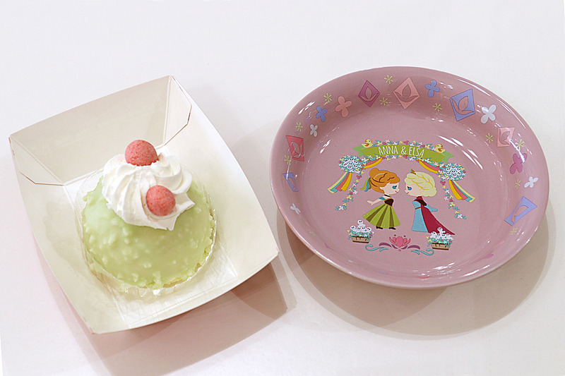 しっかり甘く、食感が楽しい「ミックスベリームースケーキ、スーベニアプレート付き」（750円）