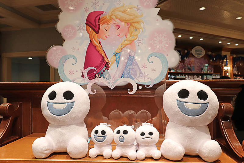 スノーギースの「ぬいぐるみバッジ」（各900円）は昨年と違う表情で3体登場。大型の「ぬいぐるみ」（1900円）もある