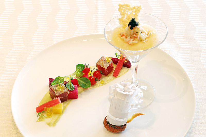 「タラバ蟹のカクテルと鮪のマリネ グジェールと彩り野菜のグレック」。尻尾付きのかわいいシューはレミーをイメージ