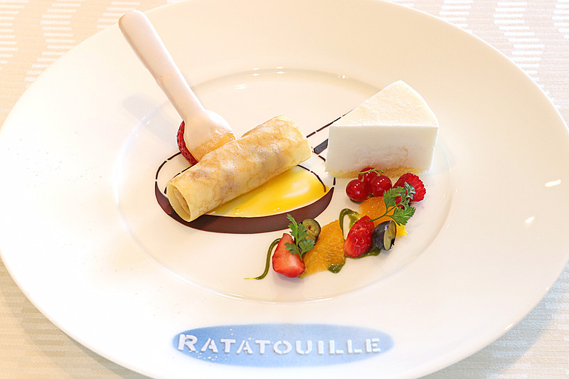 映画のなかで登場する朝食のシーンをイメージしたデザート。原題「RATATOUILLE」も描かれている