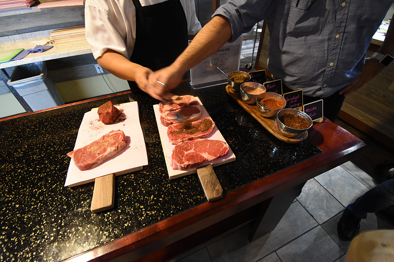 好みの調味料（シーズニングパウダー）で下味を付ける