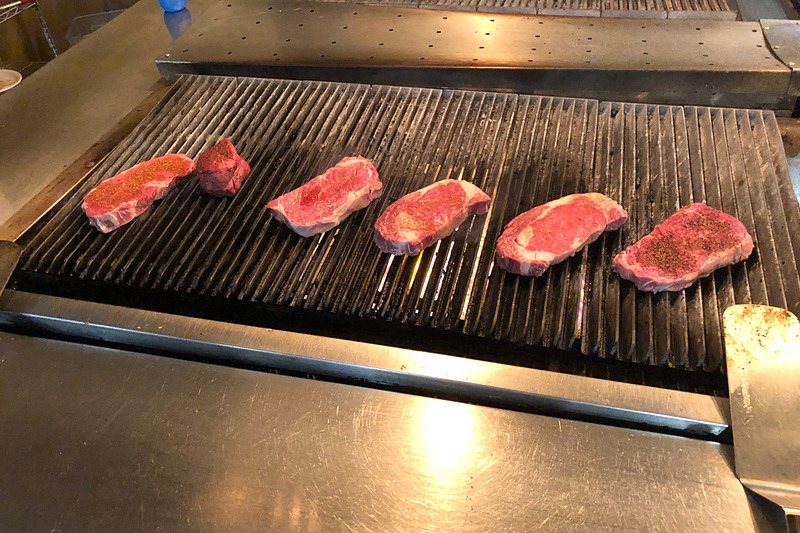 グリルマスターが焼いてくれた。自分で焼くこともできて、家族連れが親子一緒に焼いている姿もあった