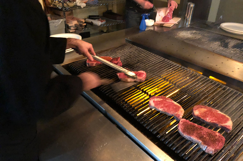 グリルマスターが焼いてくれた。自分で焼くこともできて、家族連れが親子一緒に焼いている姿もあった