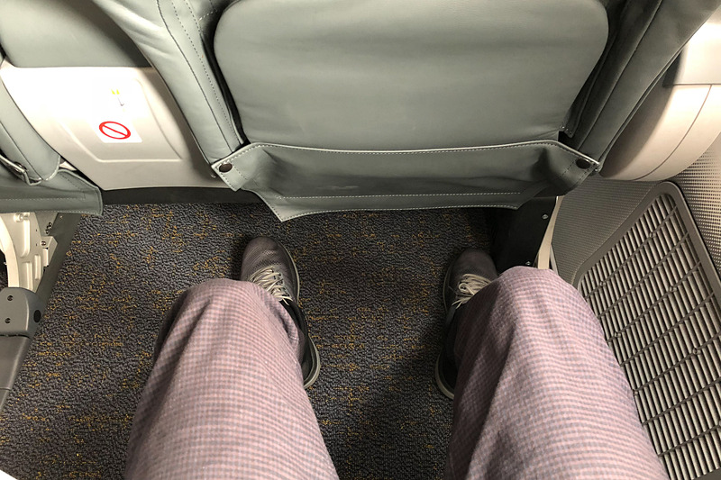 膝の前はものすごく空いている