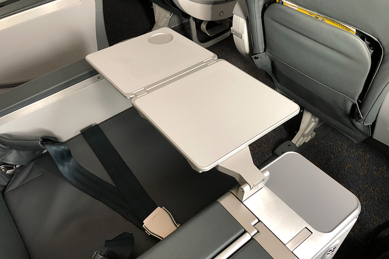 テーブルはシートの横から引き出すタイプ。ノートPCを広げて使っても余裕がある