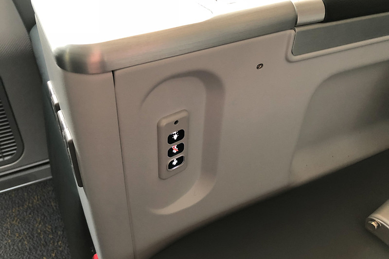 読書灯とCA呼び出しボタン