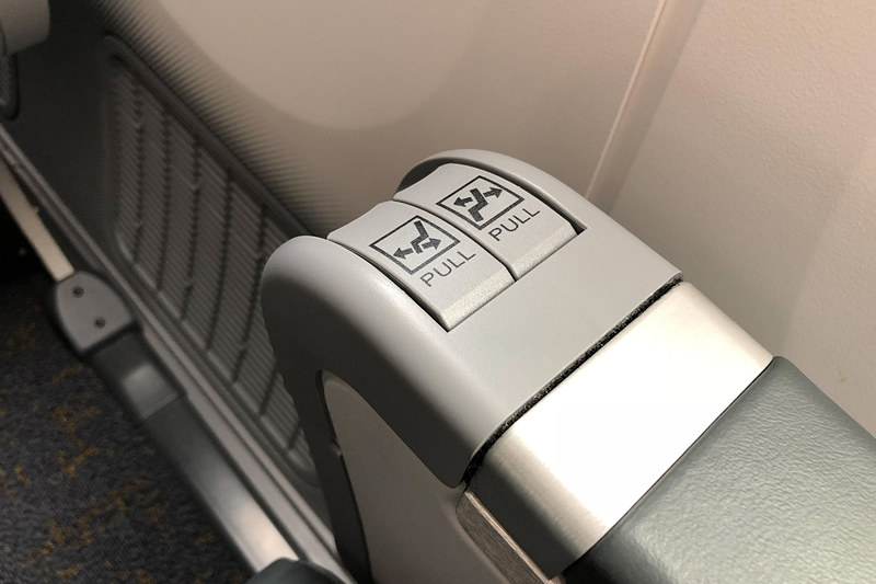 リクライニングとレッグレストのためのレバー