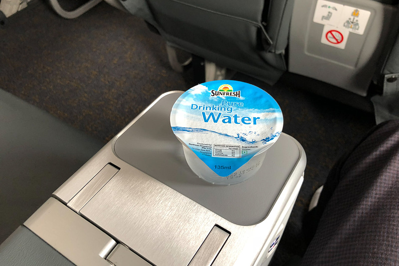 離陸前に水を提供された