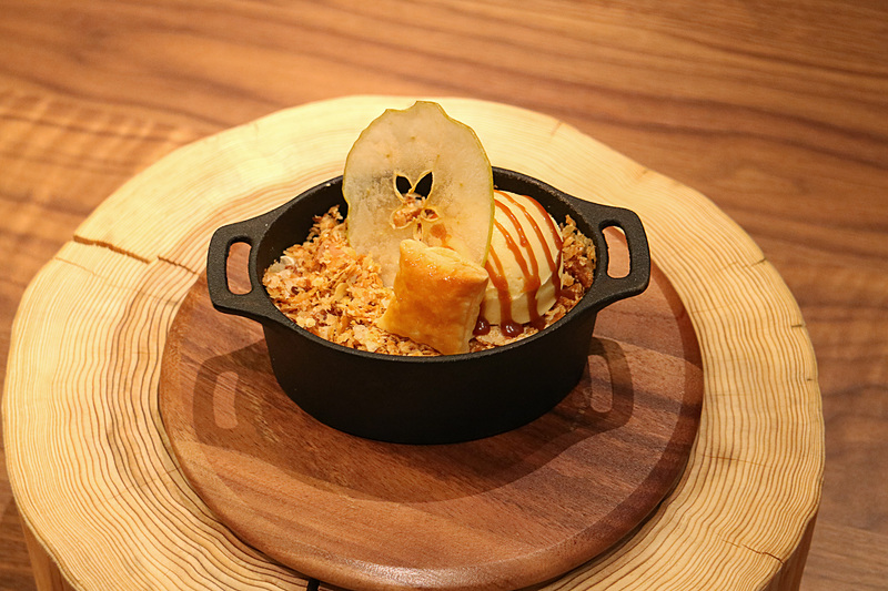 「ホットアップルパイ トンカ豆風味のカスタードクリーム グラニースミス バニラアイスクリーム」（1600円、税別）