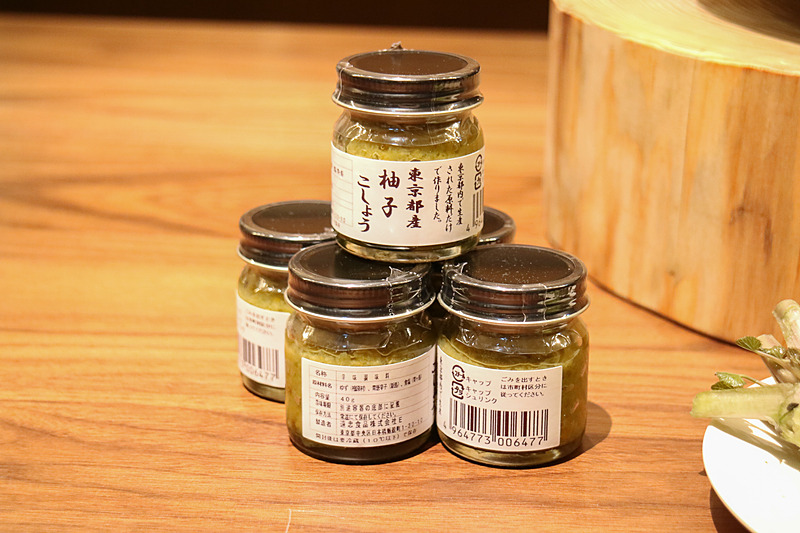 東京で収穫される野菜や、柚子胡椒、江戸甘味噌といった東京で作られる調味料をメニューに取り入れている