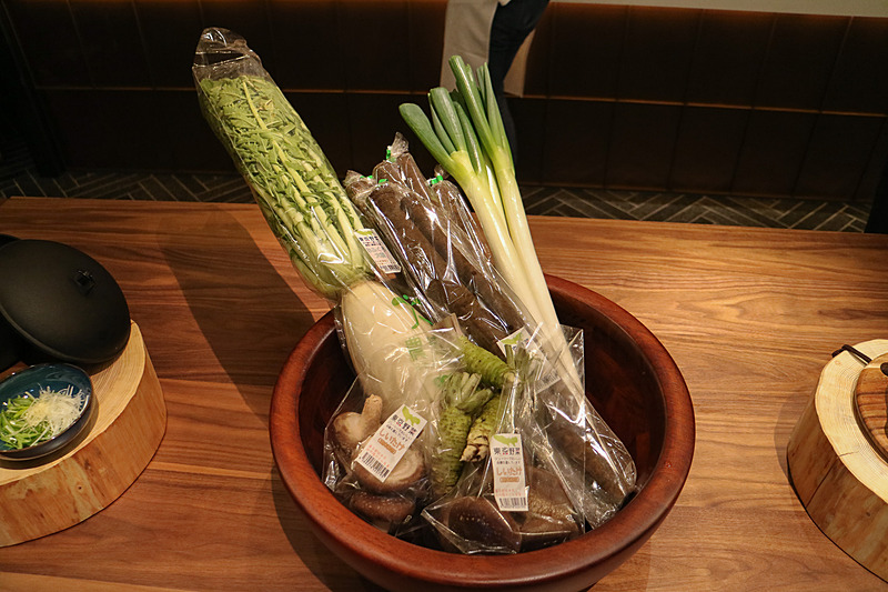 東京で収穫される野菜や、柚子胡椒、江戸甘味噌といった東京で作られる調味料をメニューに取り入れている