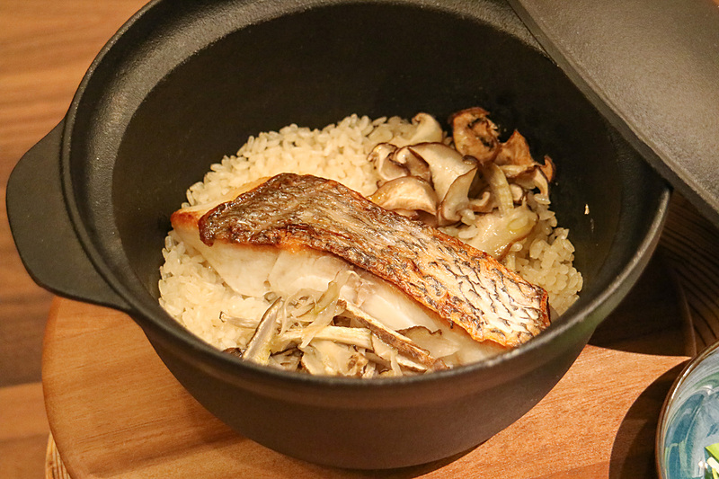 「築地鮮魚の洋風釜飯 ごぼう 椎茸 水菜」（4300円、税別）