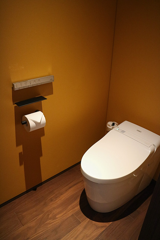 トイレがバスルームと分かれているのもうれしい。もちろん全室温水洗浄便座