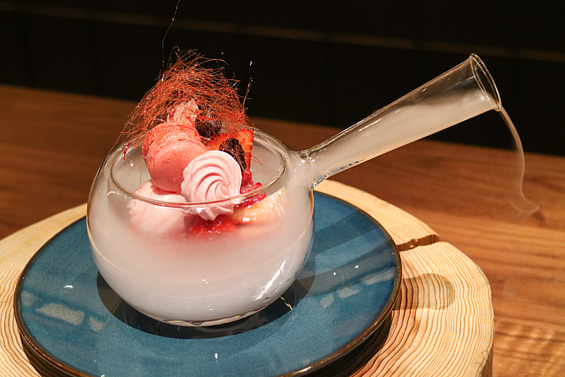 「博多あまおう ストロベリーパフェ」（1900円、税別）