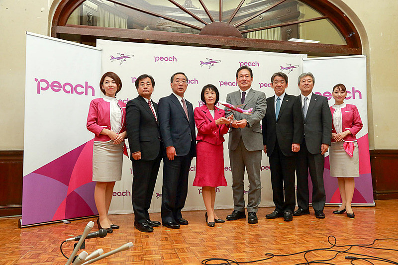 2017年12月13日に北海道庁で開かれた記者会見には北海道知事の高橋はるみ氏や、Peach Aviation株式会社 代表取締役CEOの井上慎一氏が出席した