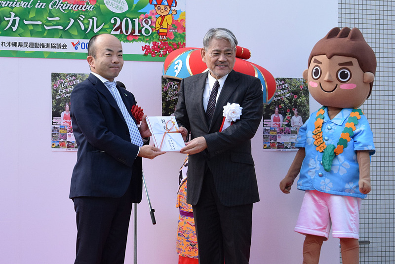 各登壇者から平良朝敬会長へプランターの目録が渡され、平良会長がまとめて久茂地都市開発へ贈呈した