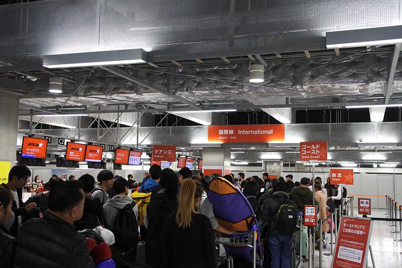 ジェットスター航空のカウンターは3時間前から利用客でごった返していた