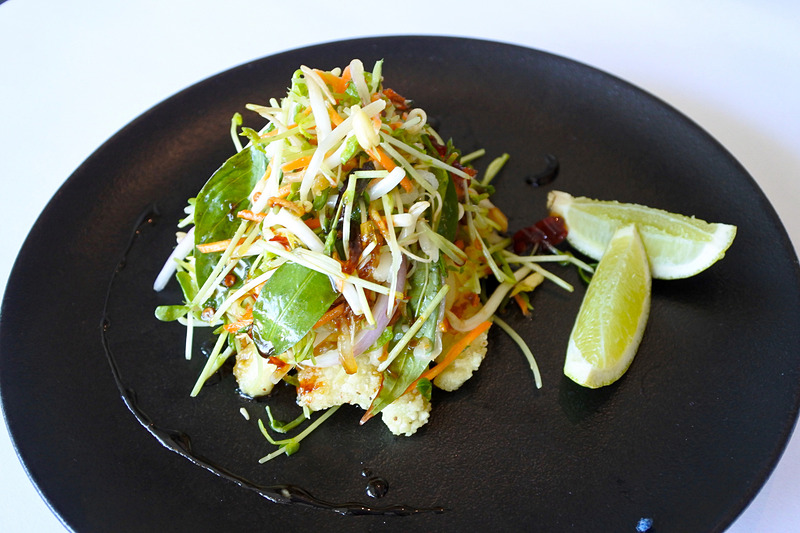 野菜の下にカラマリが隠れんぼ「three pepper calamari」