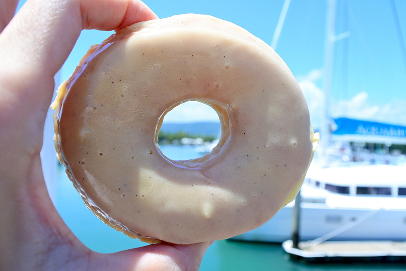 「DUKE’S DOUGHNUTS PORT DOUGLAS」の「Vanilla Glazed」片手に散歩