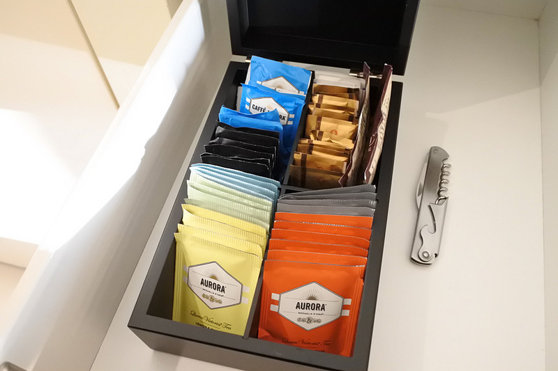 「AURORA」の紅茶と「Vittoria」のチョコレートドリンクもボックス内にイン