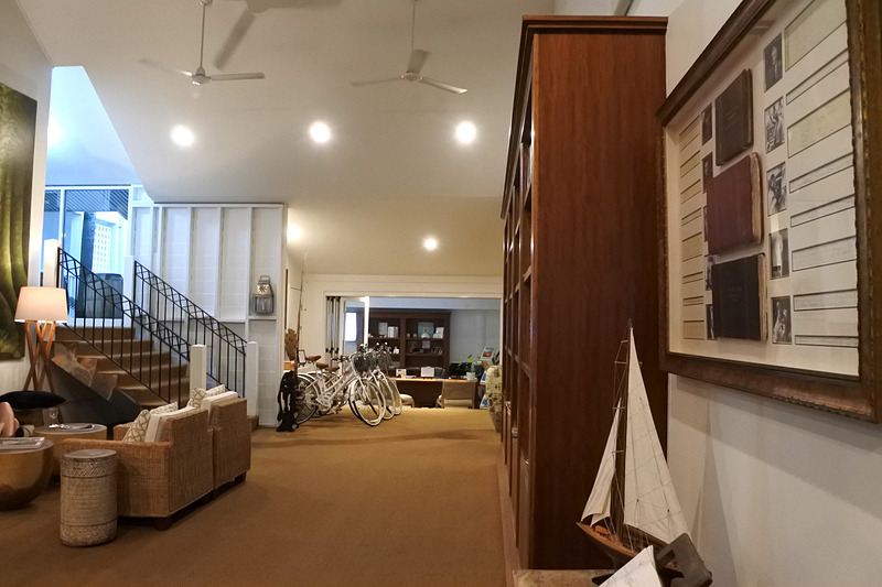自宅にいるようにくつろげるのが「The Reef House」の最大の特長。図書館もありソファに座って本を読むことも