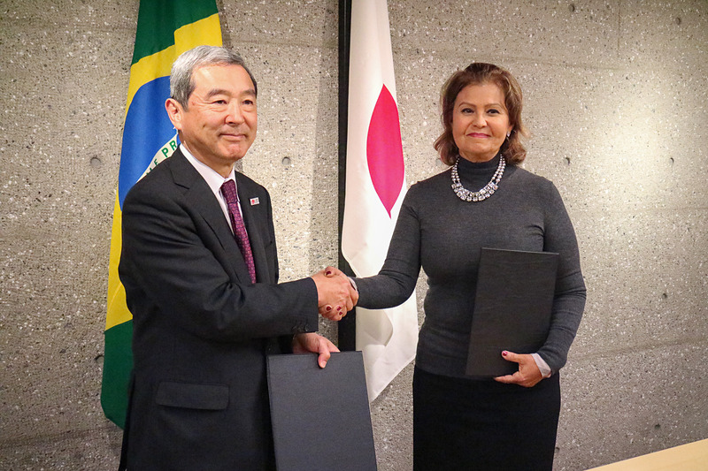 国土交通省 観光庁長官 田村明比古氏（左）と、ブラジル連邦共和国 観光省 人材育成観光促進局 局長 テテ・ベゼーハ氏（右）