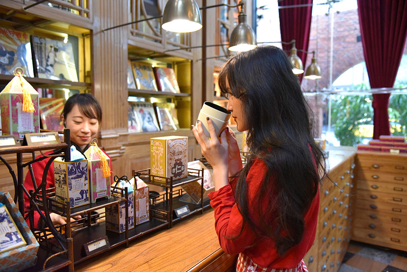 Fukiさんもスタッフと相談しながらスイーツに合うお茶選び