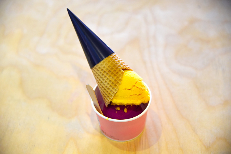 「two scoops＋free cone」（150台湾ドル、約570円）をオーダー。選んだのは「passion fruits」と「dragon fruits＆yogurt」