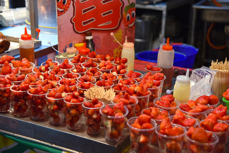 フルーツカップでリフレッシュ。「大腸包小腸」（50台湾ドル、約190円）なども逢甲夜市で味わいたいワンハンドメニューの1つです