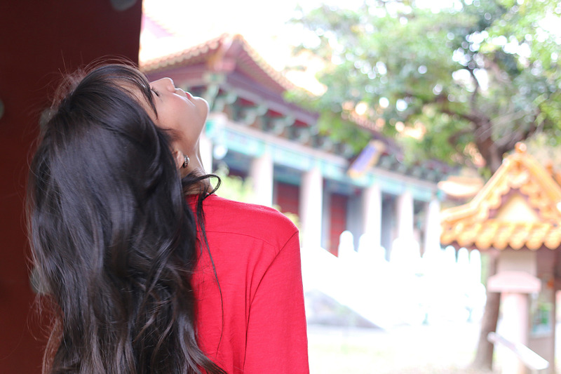 パワースポットに降り注ぐ、やわらかな日差しを浴びて