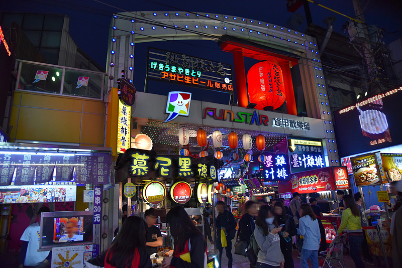 「逢甲夜市」に到着。学生街×夜市で活気と熱気がすさまじい！